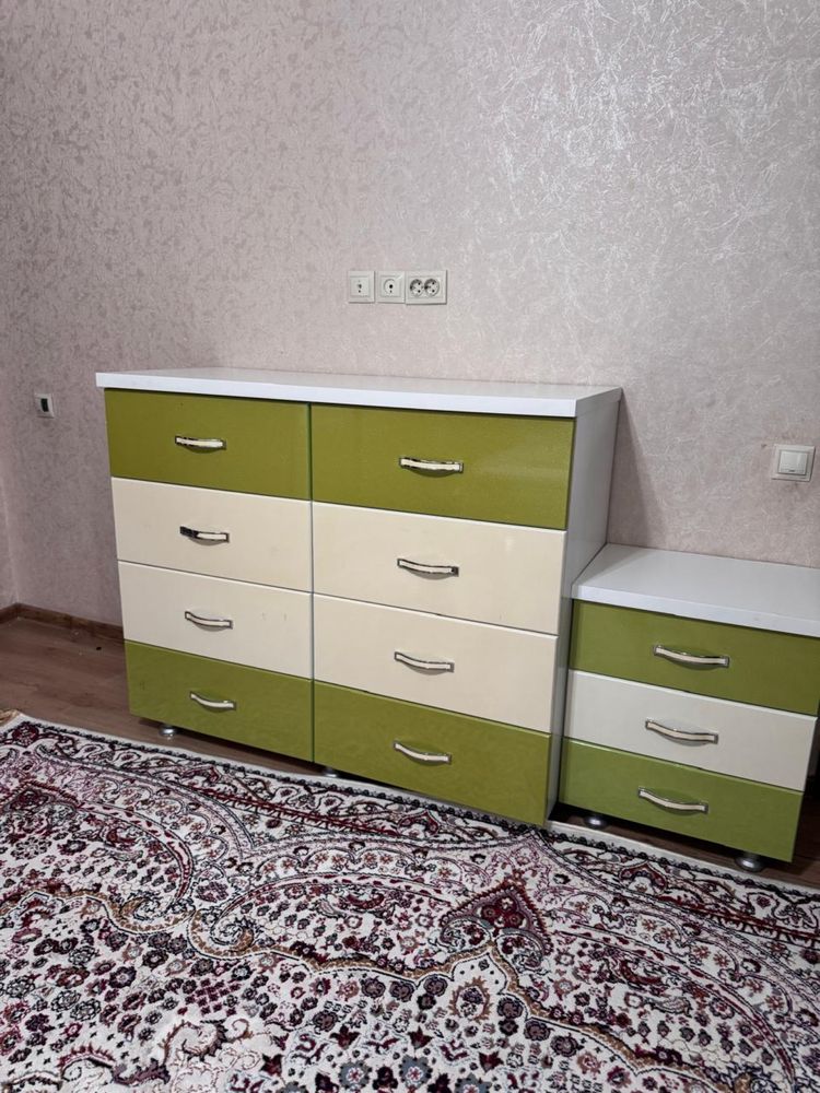 Продается коммот и тумбочка