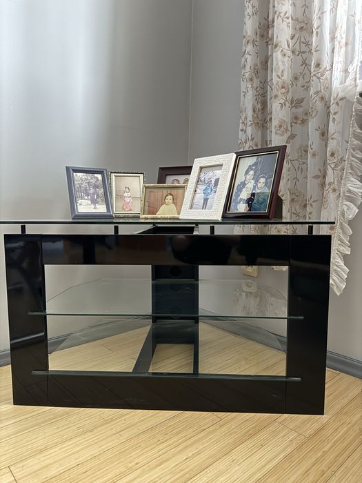 Угловая тумба из стекла и пластика