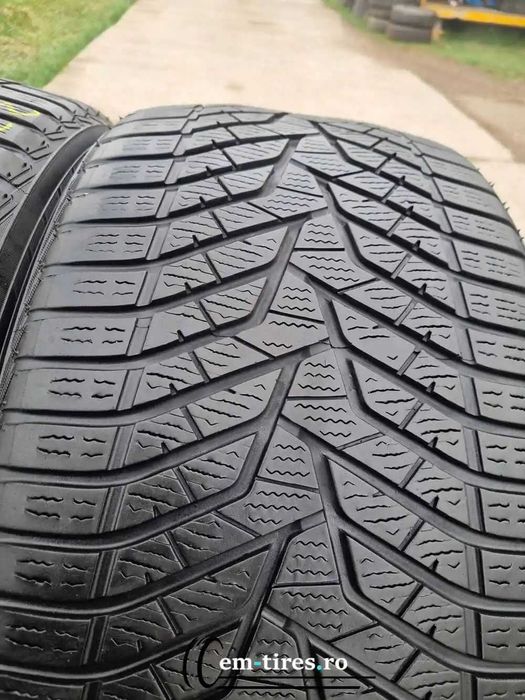 SET 2 Anvelope Iarna 275/40 R20 YOKOHAMA Blue Earth Winter V905 106V