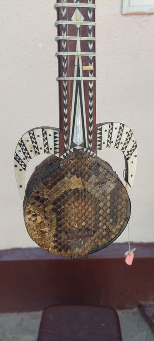 Qashgʻar Rubob. Ilon terisidan 100 yillik Rubob