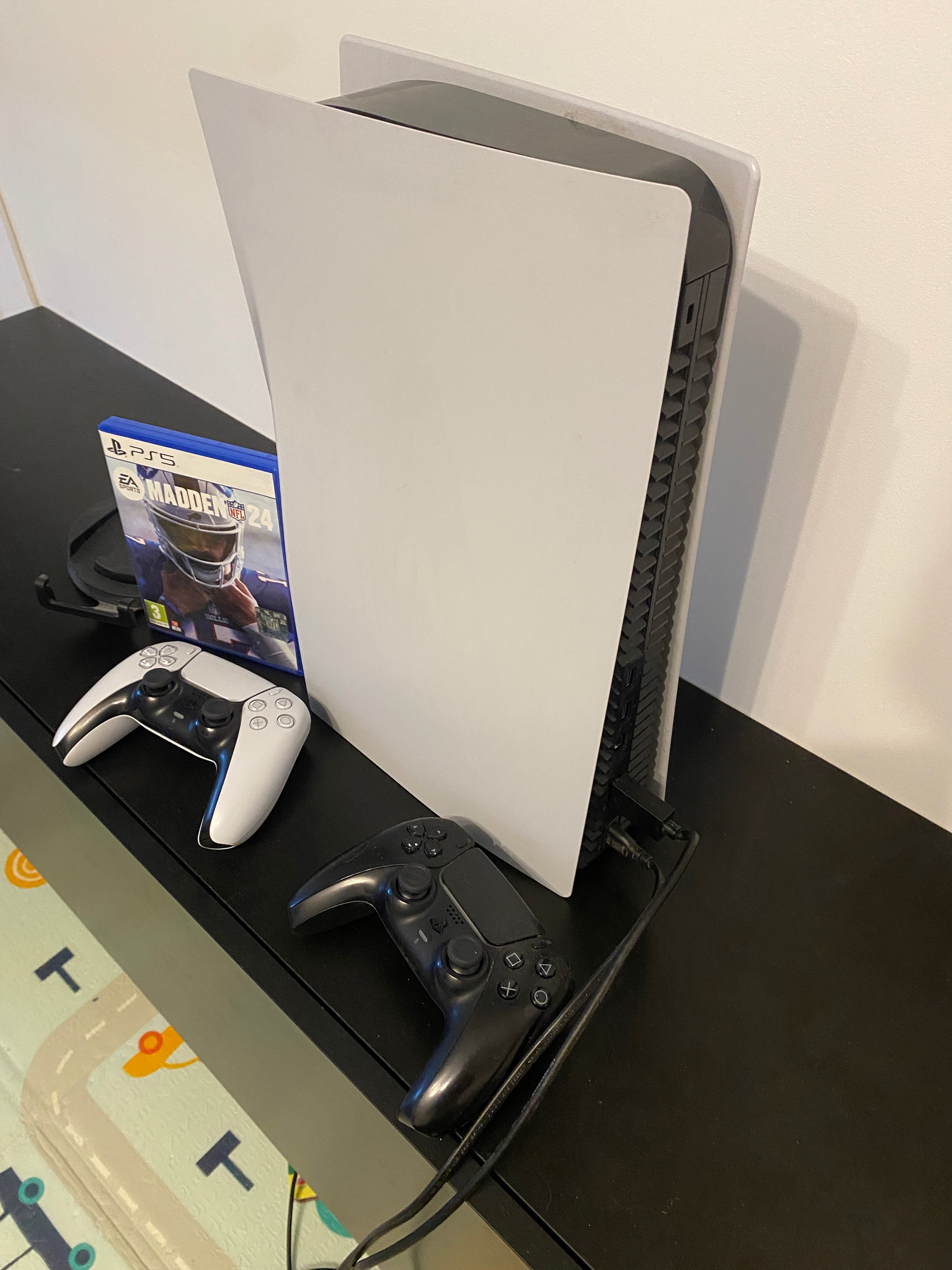 Vând consolă PlayStation 5 cu disc + 2 manete - stare excelentă