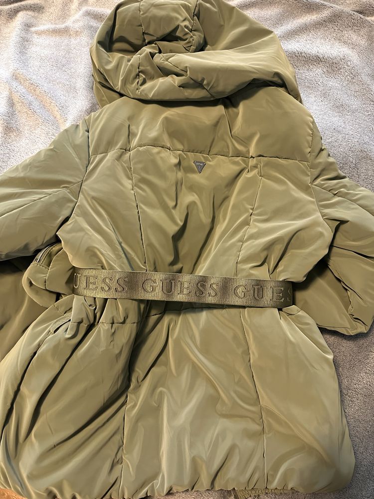 Зимно яке на марката Guess