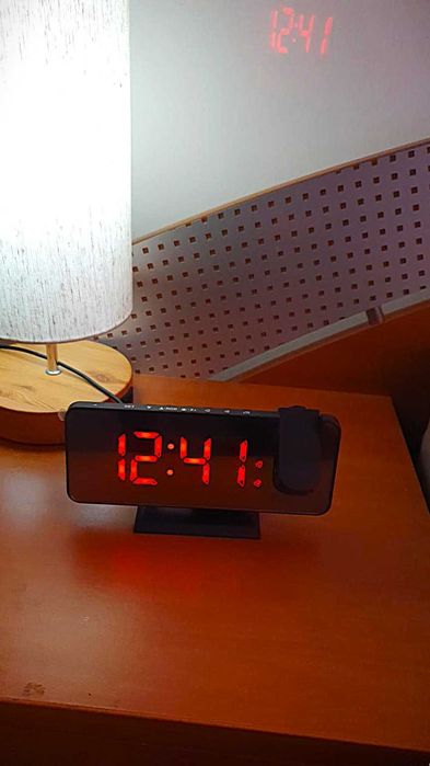 Ceas  RGB cu alarma  , proectie  pe perete