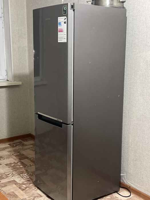 Продается холодильник срочно .