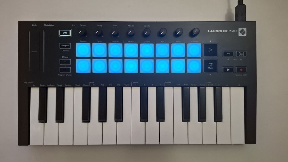 Миди-клавиатура и контроллер Novation Launchkey mini MK3