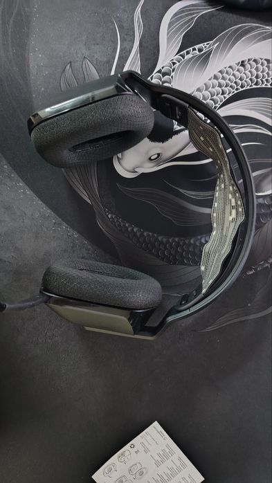 Слушалки Logitech G733.