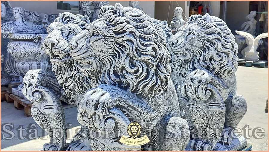 Statuetă leu mare cu blazon, gri patinat, model S1.