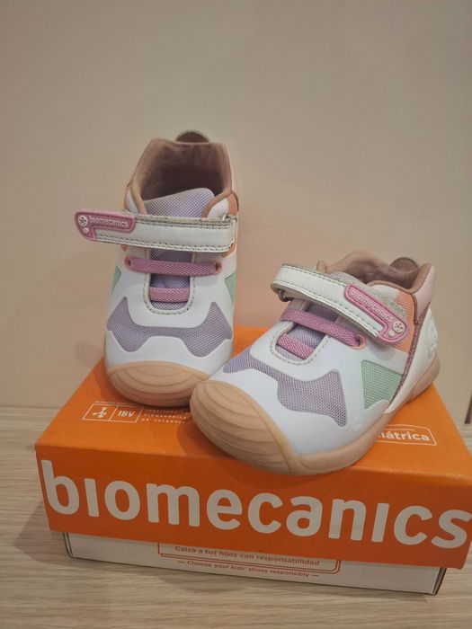 Обувки за момиченце.