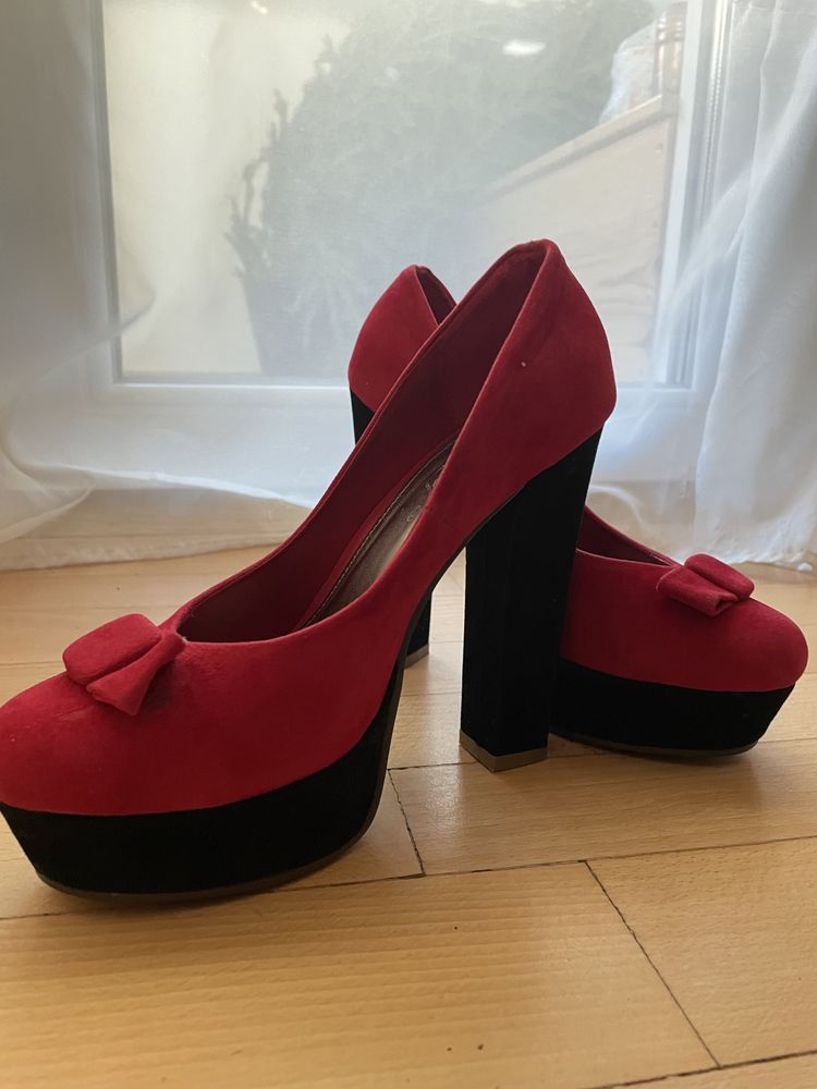 Червени велурени обувки на висок ток и платформа Tendenz