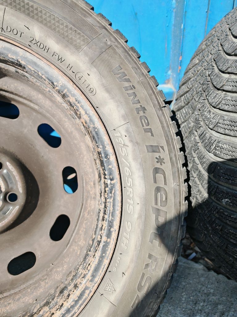 Джанти със зимни гуми 2бр. 195 65 15 Hankook