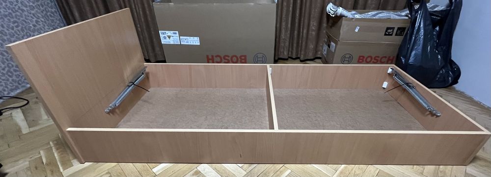 Два еднакви дървени кревата без матрак