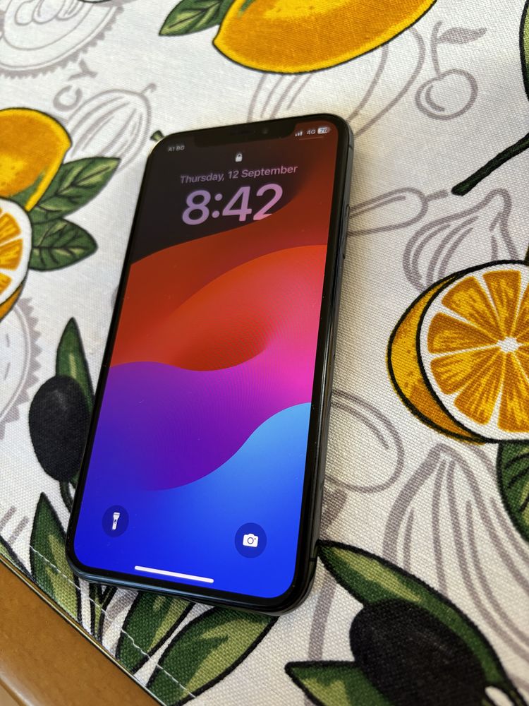 Продавам iPhone XS