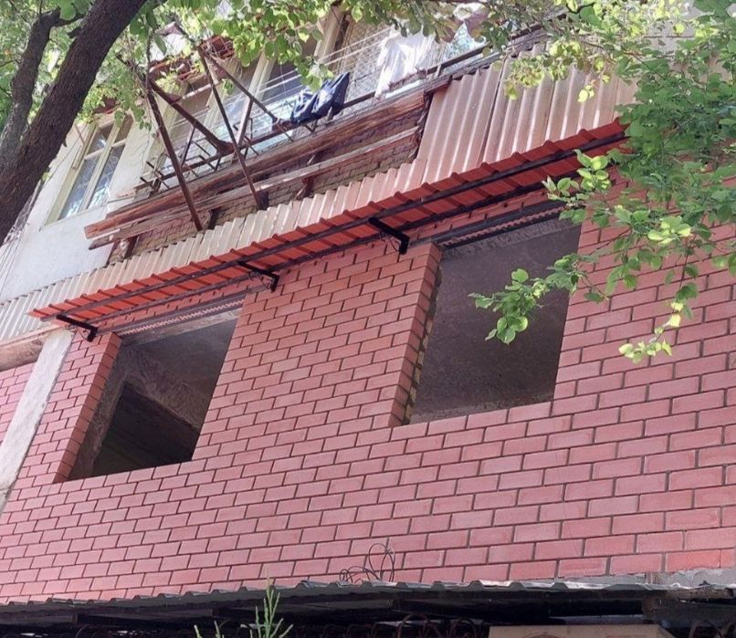 Кладка балкона.  Balkonga ĝisht teramiz