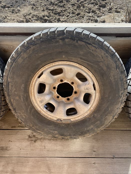 Продам комлект шин с дисками на hilux или prado хайлюкс прадо