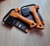 Topor FISKARS + lama otel carbon + coada armata cu fibra, 564g