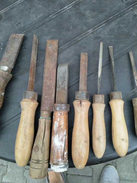 Dălți din cuțite de abricht .