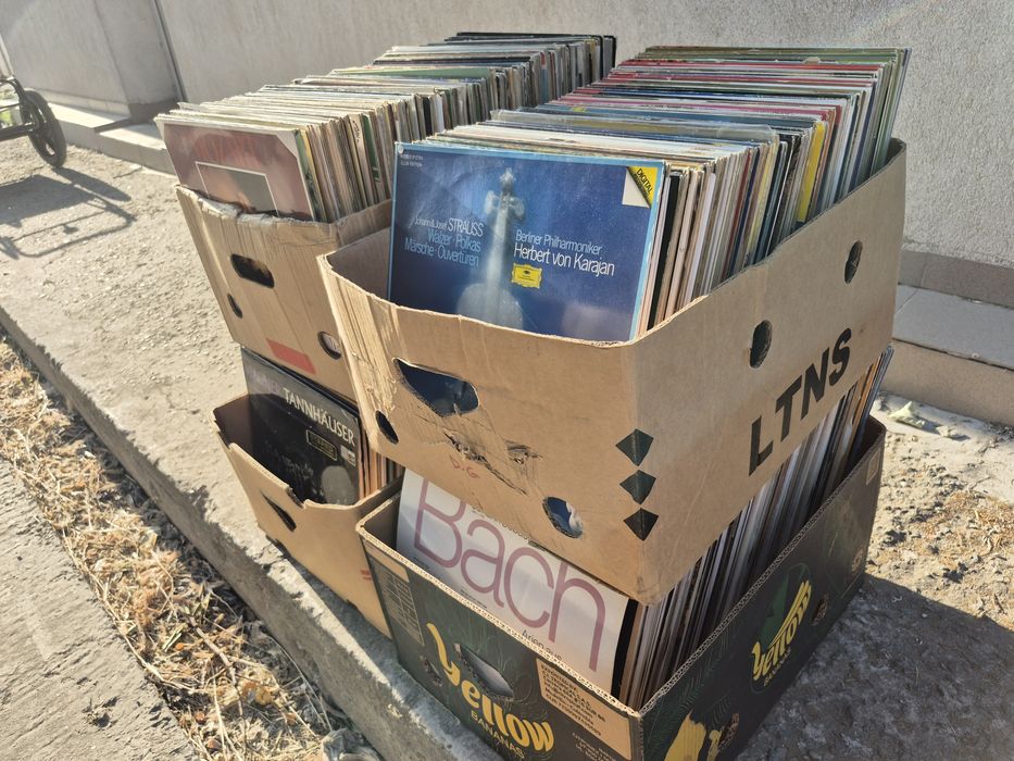 Vând colecție de 200 de discuri vinil cu muzică clasică mixtă.