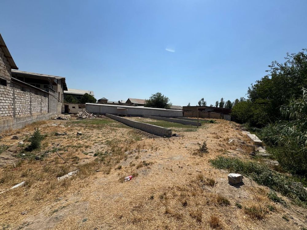 Yer sotiladi 3 Sotix Uchqahramon postidan 5-6 km kirganda
