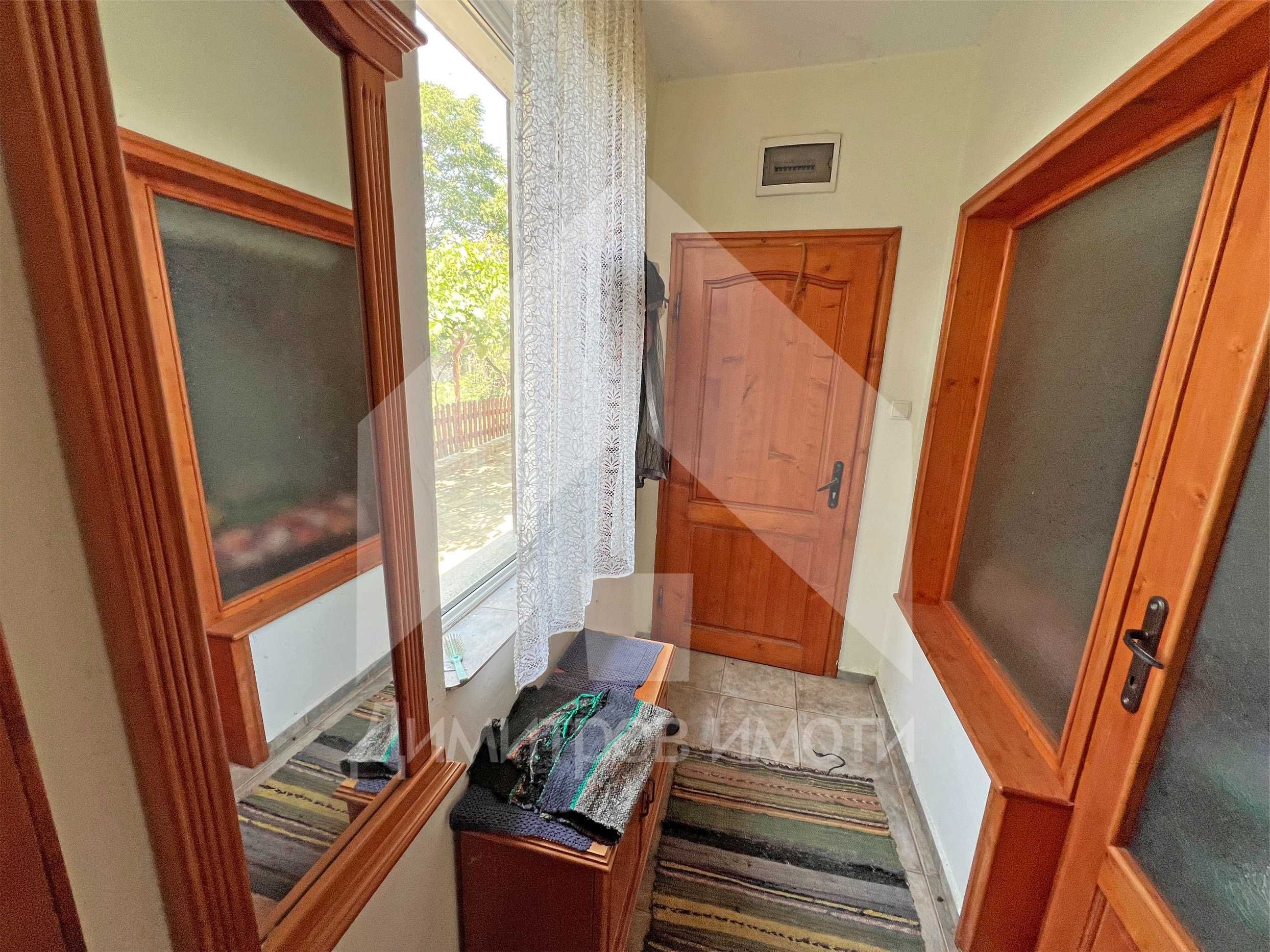 Продава се имение с площ от 4,5 дка в с. Войвода (общ. Нови пазар).
