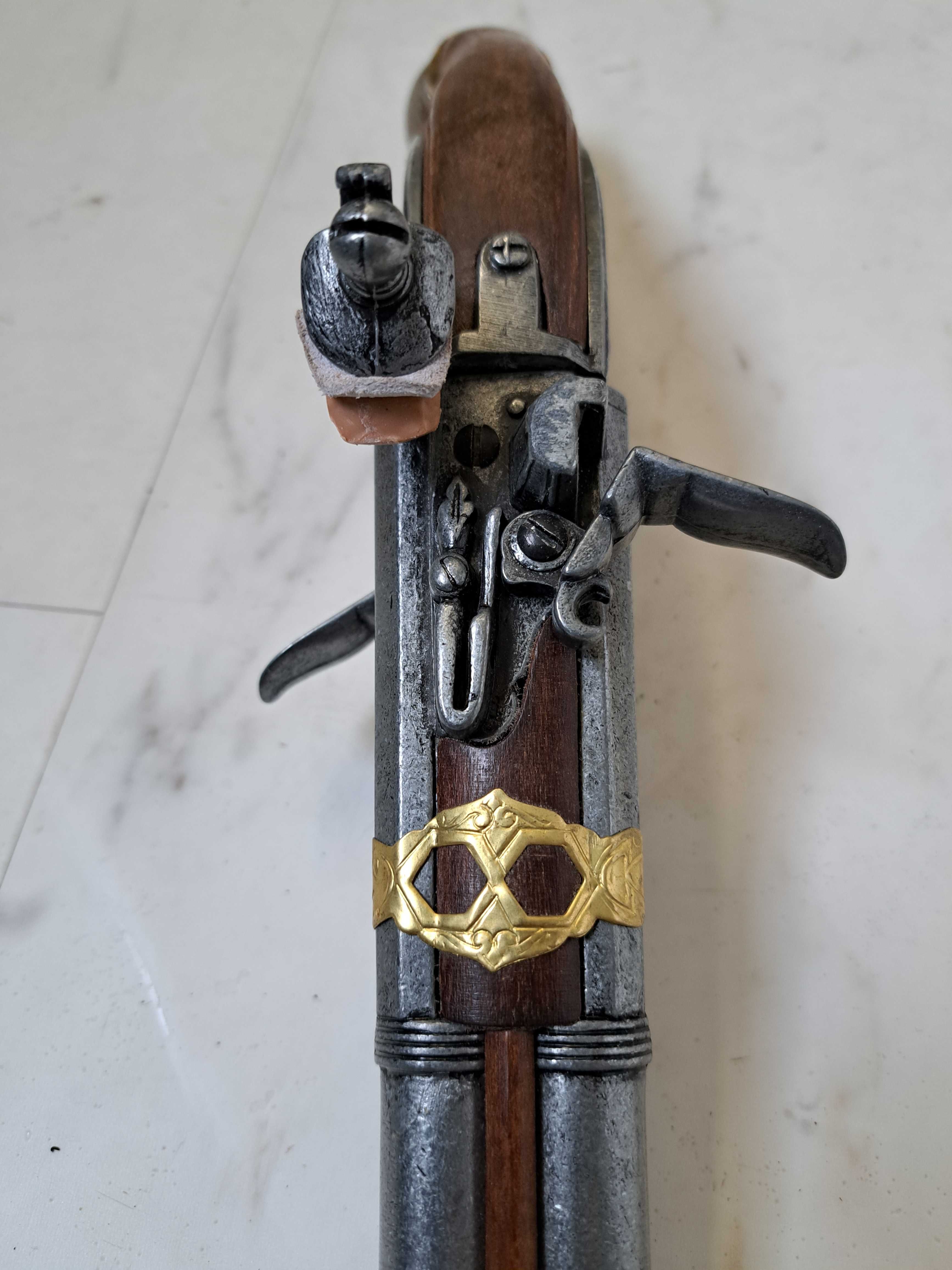 Imitație pistol Flint englezesc cu două țevi.