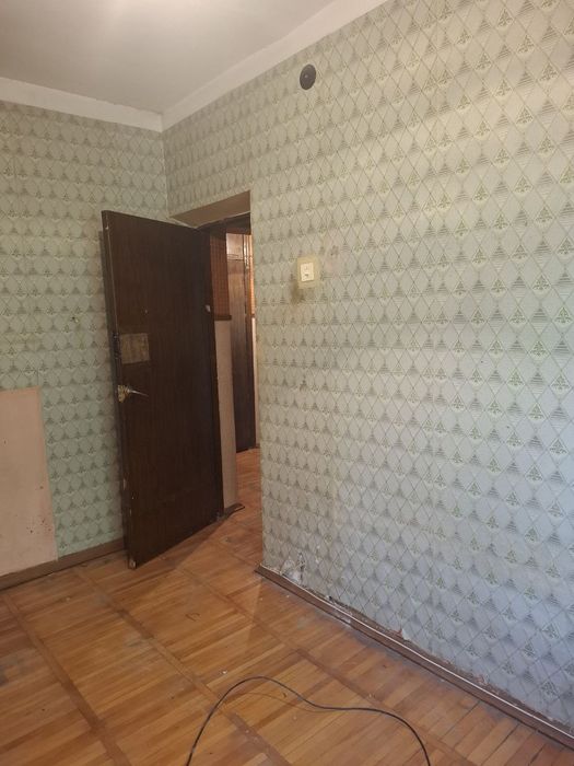 Продаю квартиру Яшнабадский р-он Авиасозлар-1 77-сер 3-ком 1-этаж 4-эт