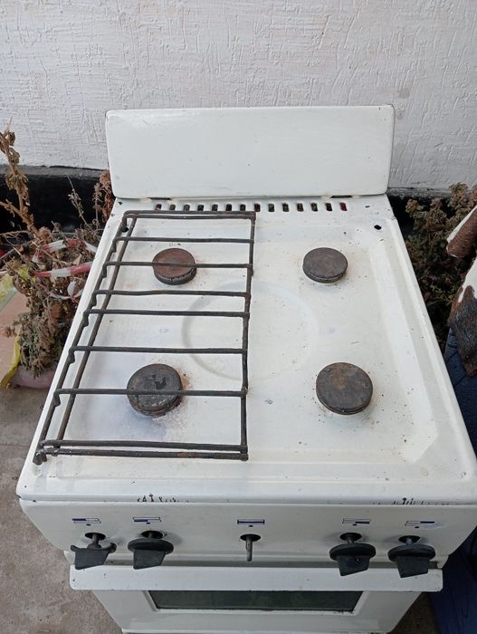 Продам газ плиту.