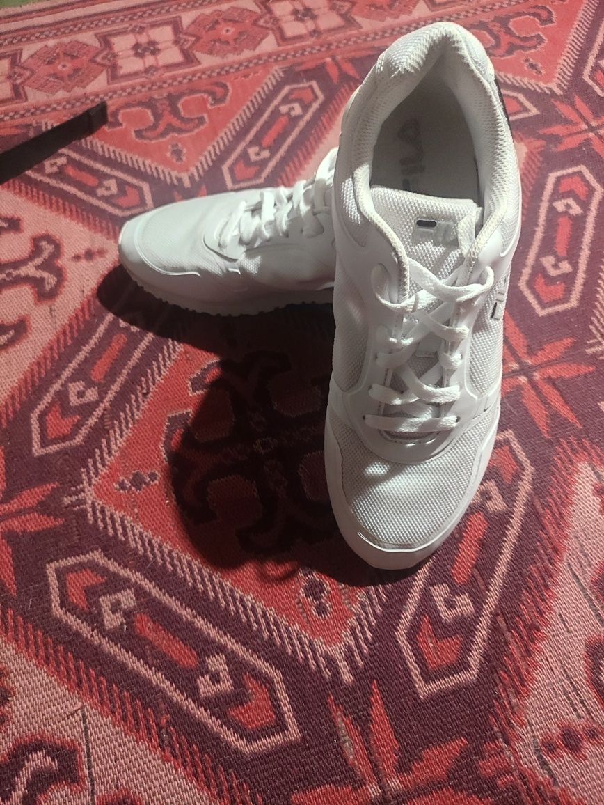 Продавам дамски обувки Fila