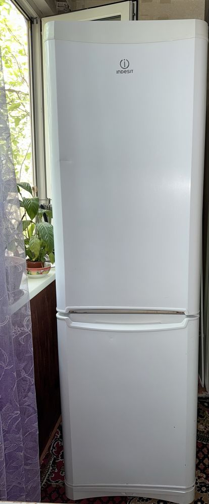 СРОЧНОдвухкамерный холодильник INDESIT