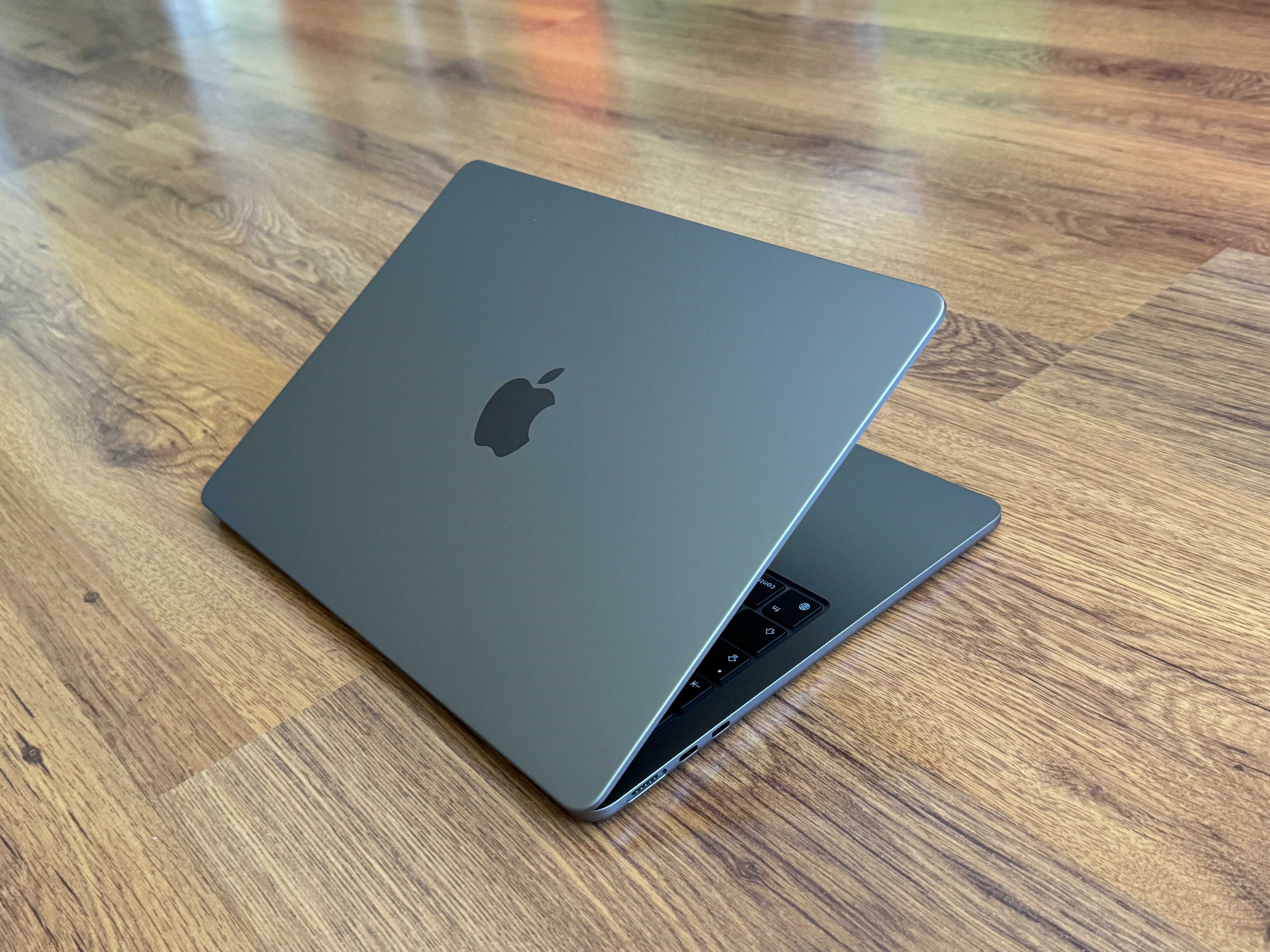 ЧИСТО НОВ 13.6 2024 Apple MacBook Air M3 Space Grey 8GB/256GB/Гаранция