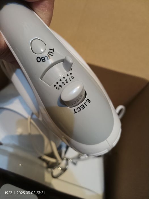 Mixer cu bol rotativ