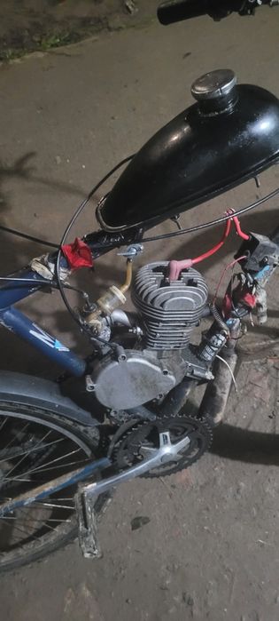 Bicicleta cu motor de 100cc