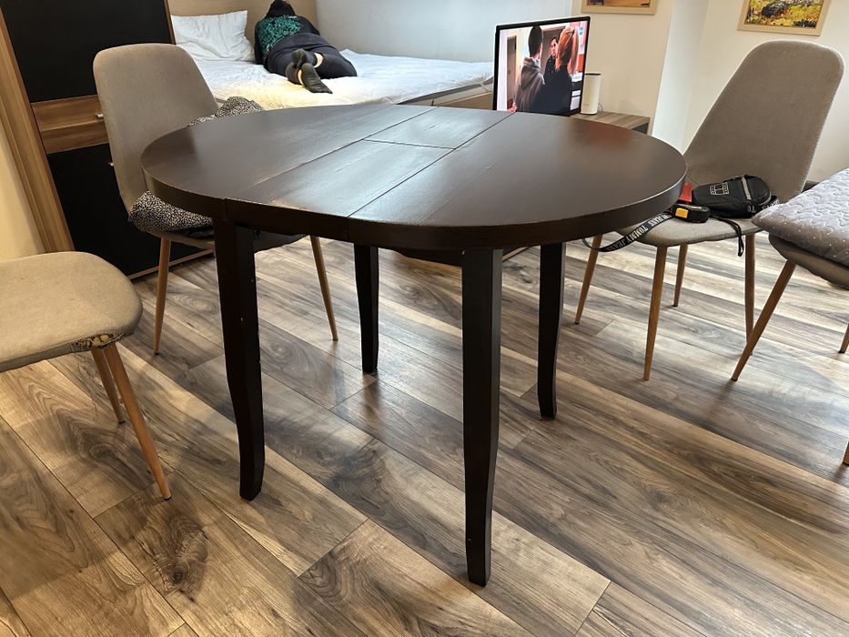 Продавам кръгла разтегателна маса