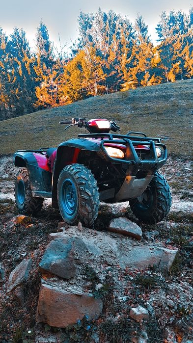 Vând atv honda .
