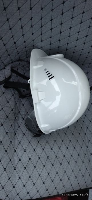 Каска мастера проверяющего.