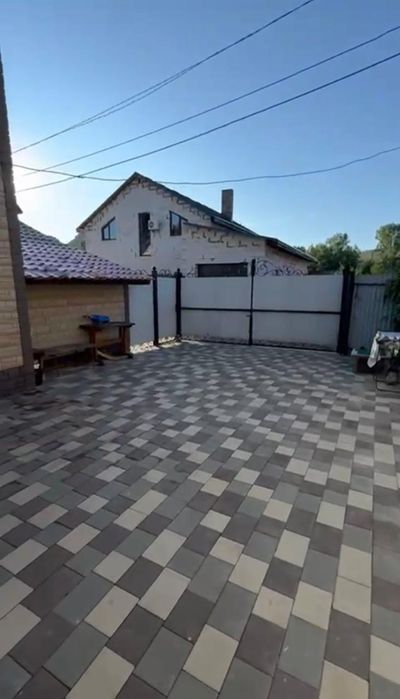 Дом рядом с городом