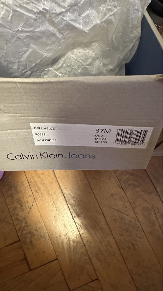Calvin Klein обувки плюшени.