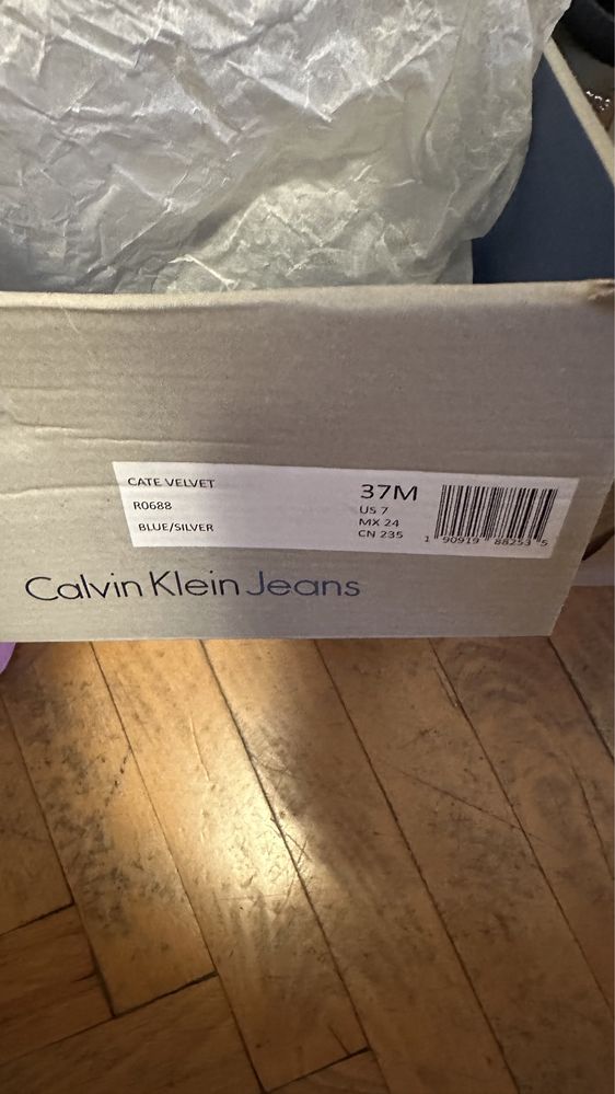Calvin Klein обувки плюшени.