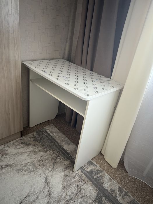 Стол для учебы в детскую