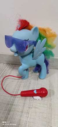 Ponei Rainbow Dash cu microfon