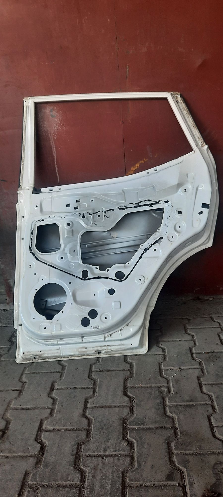 Продам заднюю правую дверь, оригинал, б/у. Nisan Qahkai 2019г.
