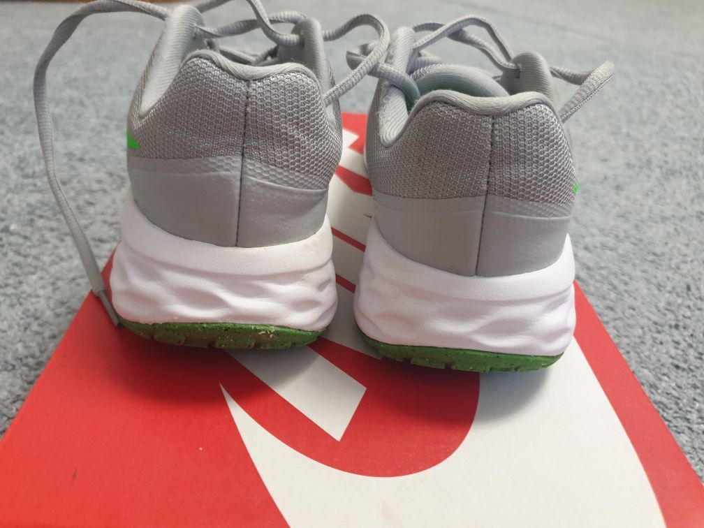 Pantofi usori pentru alergare Nike Revolution marime 37.5