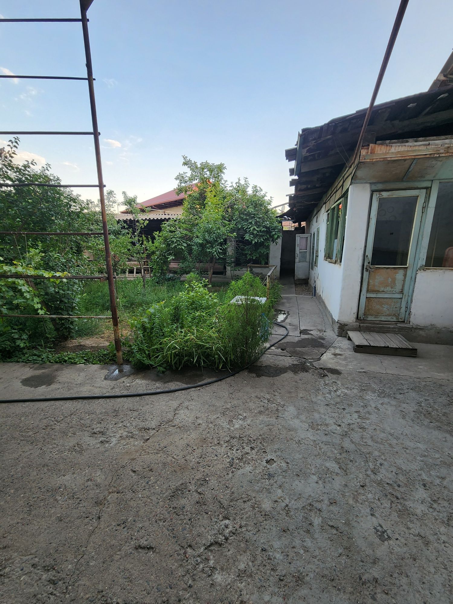 Uy sotiladi 6 sotixli hovli srochno