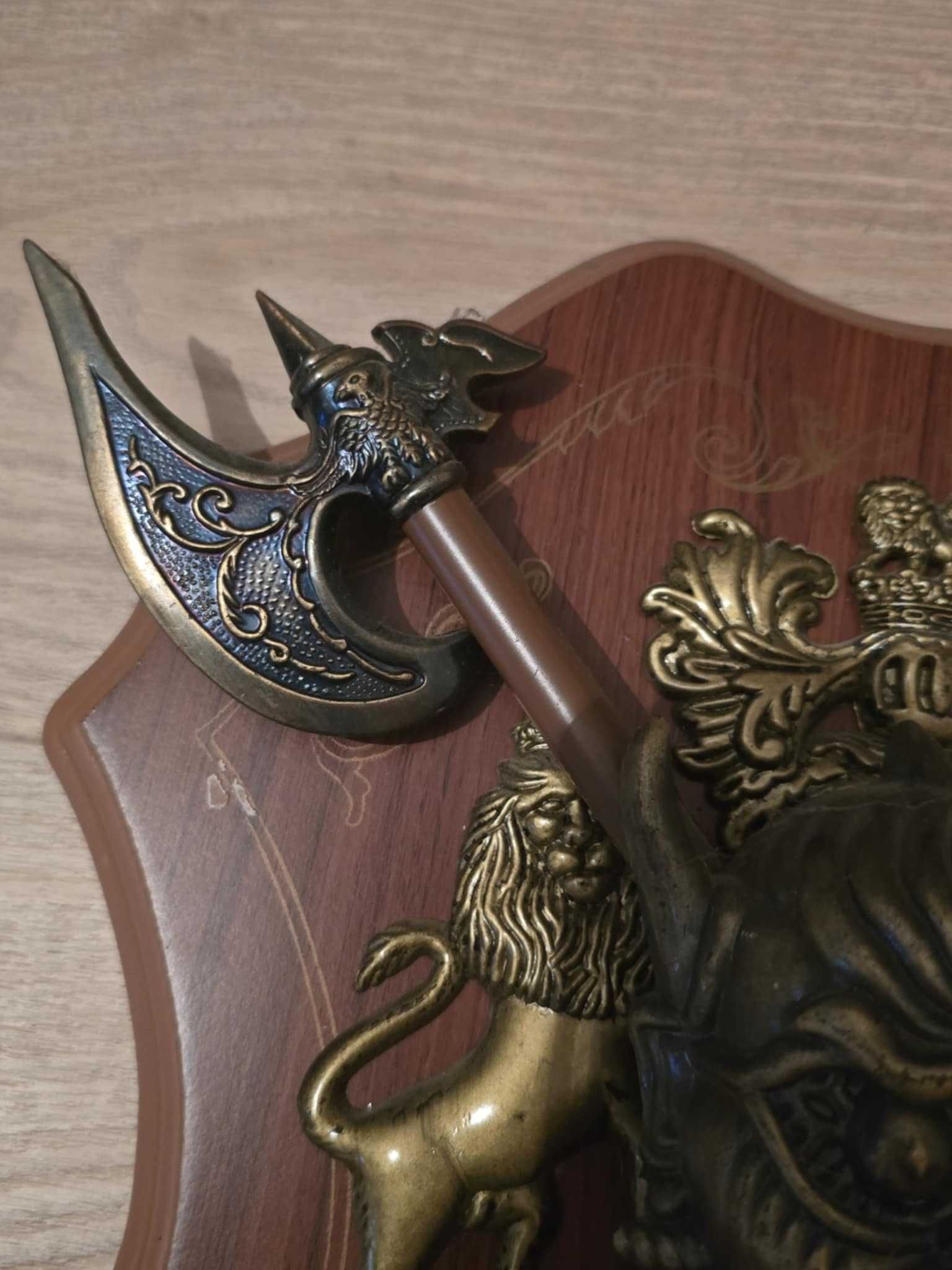 Герб за стена с дървена поставка