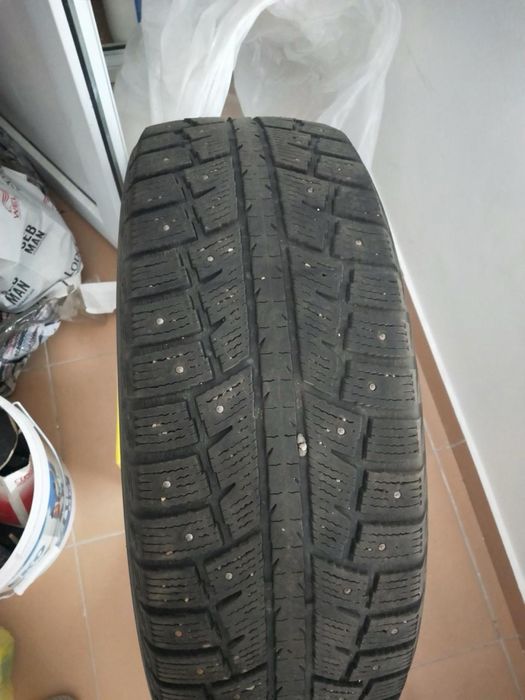 Продам зимние шины с шипами