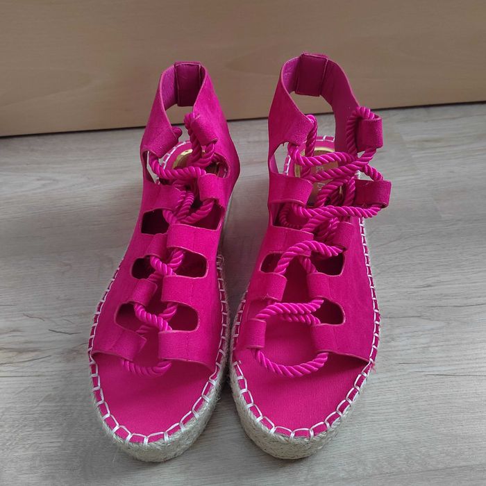 Дамски сандали на ниска платформа