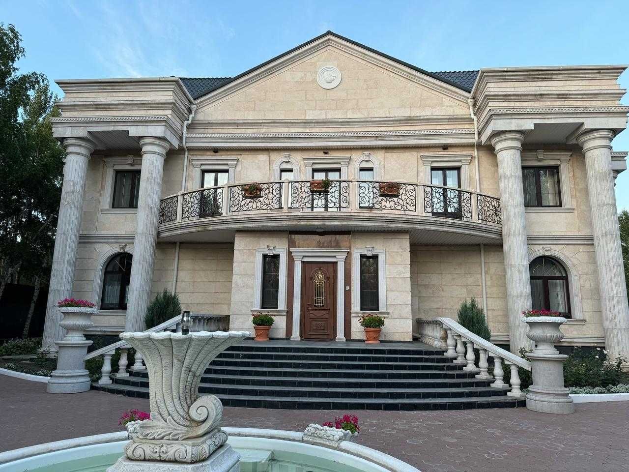 Облицовка фасадов дома из травертина,  гранита, аглая, лаймстона