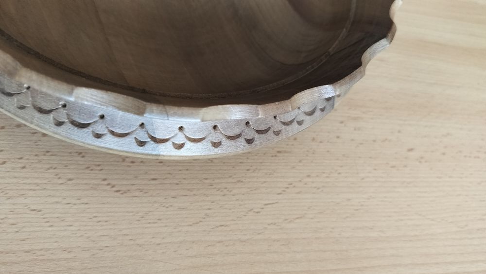 Резбована дървена купа за плодове или бонбони