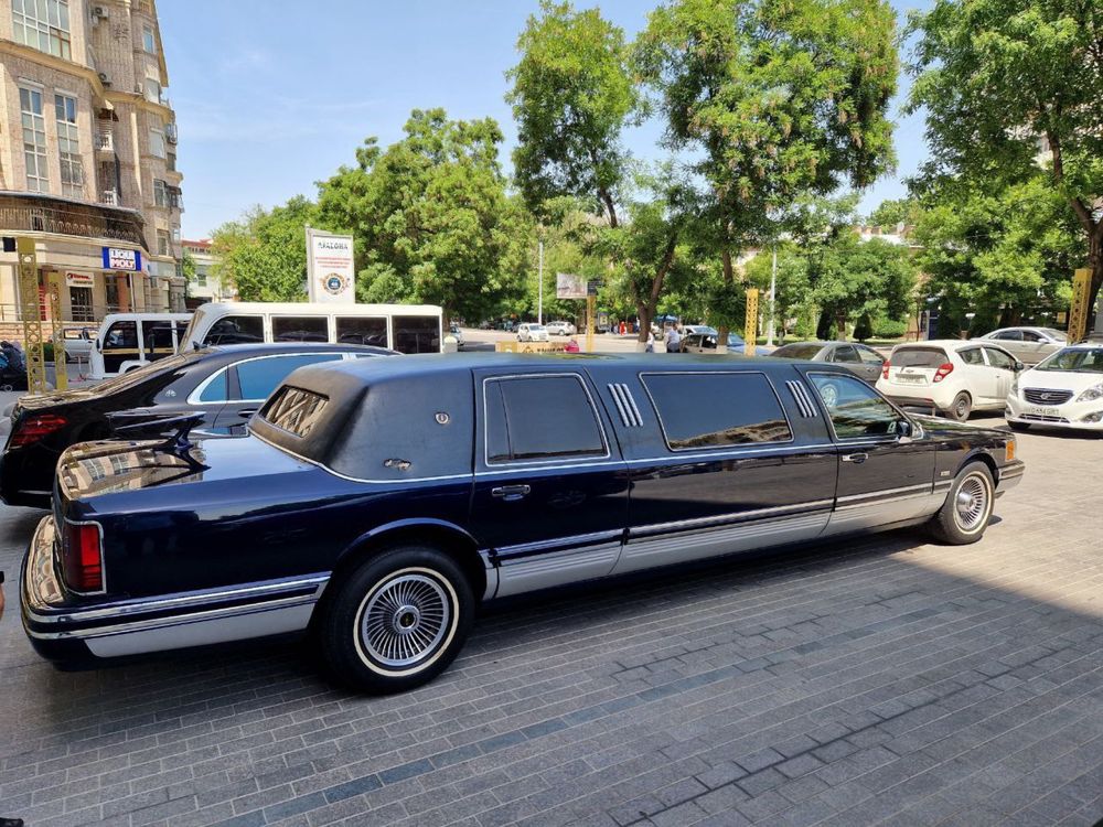 Lincoln town car сотилади