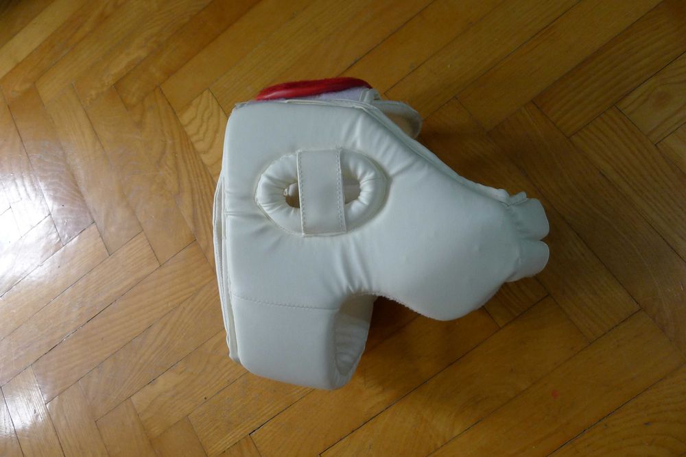 Каска и протектор за тяло-нови със  сертификат за карате Kyokushin.