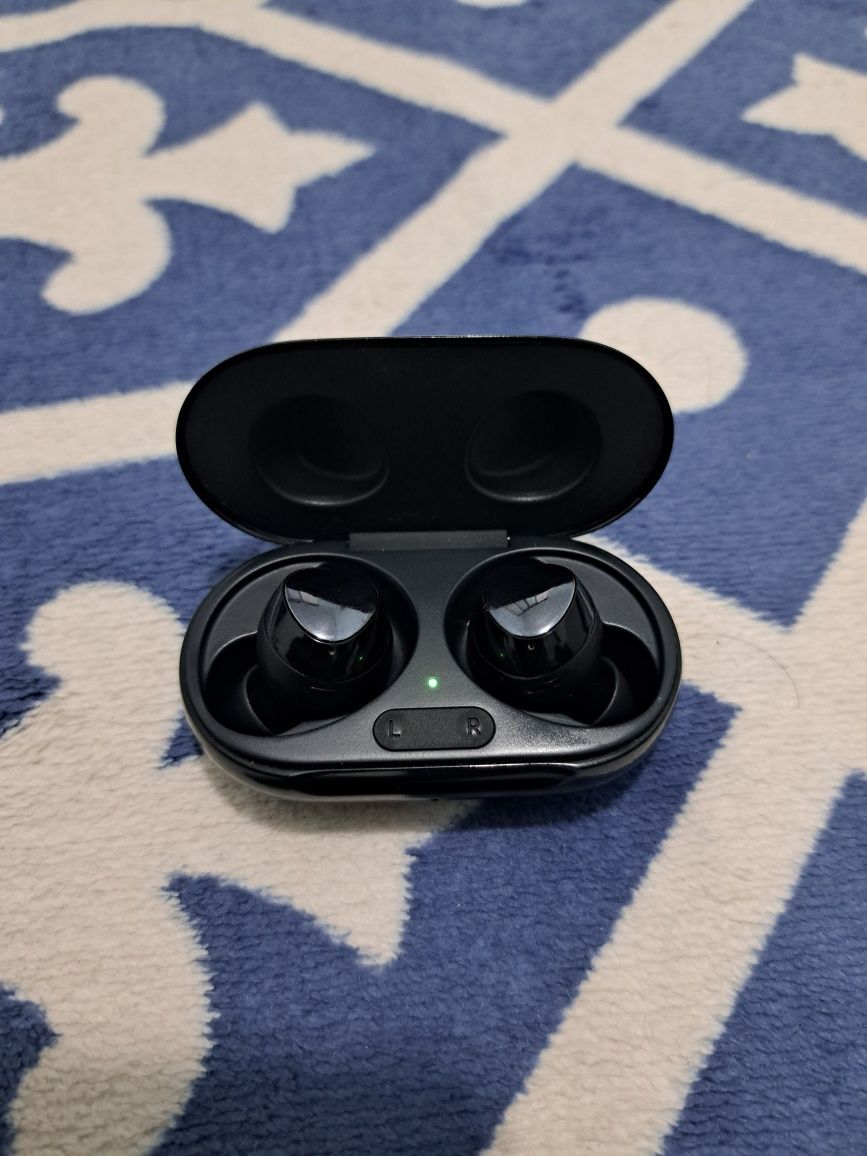 Беспроводные наушники Samsung Galaxy buds+